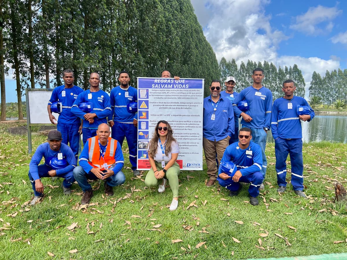 Profissional de saneamento trabalhando